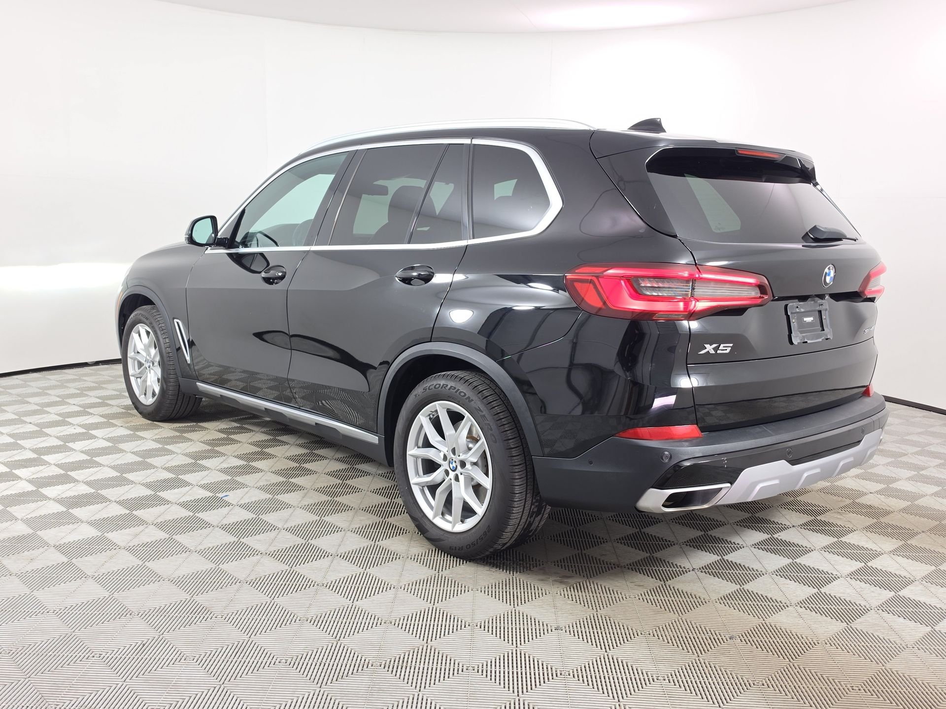 Used 2020 Black BMW sDrive40i image 5