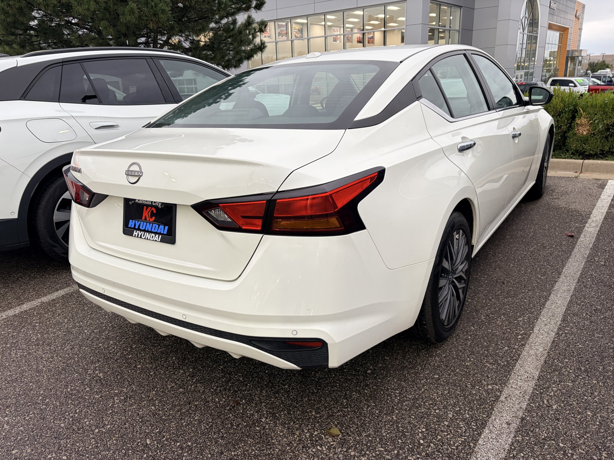 Used 2025 Glacier White Nissan SV image 2