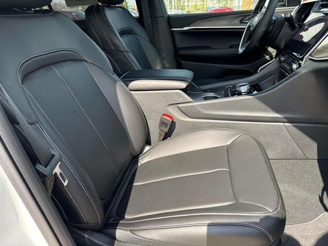 New 2025 White Jeep Limited image 26