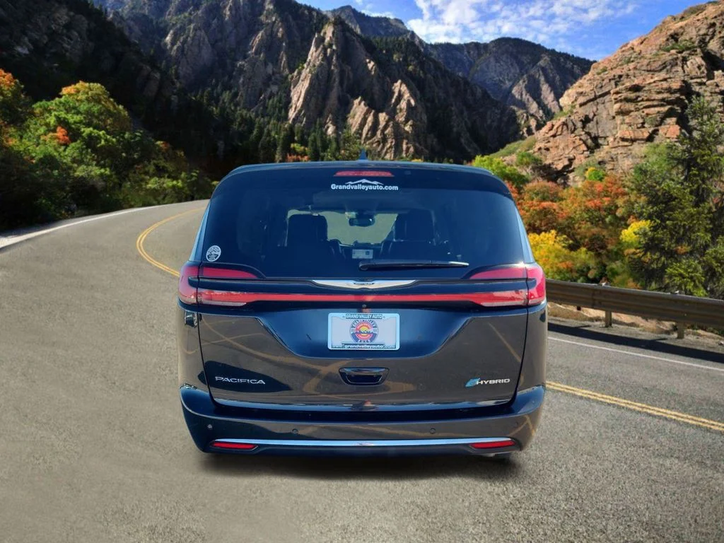 Used 2023 Black Chrysler Touring L image 4