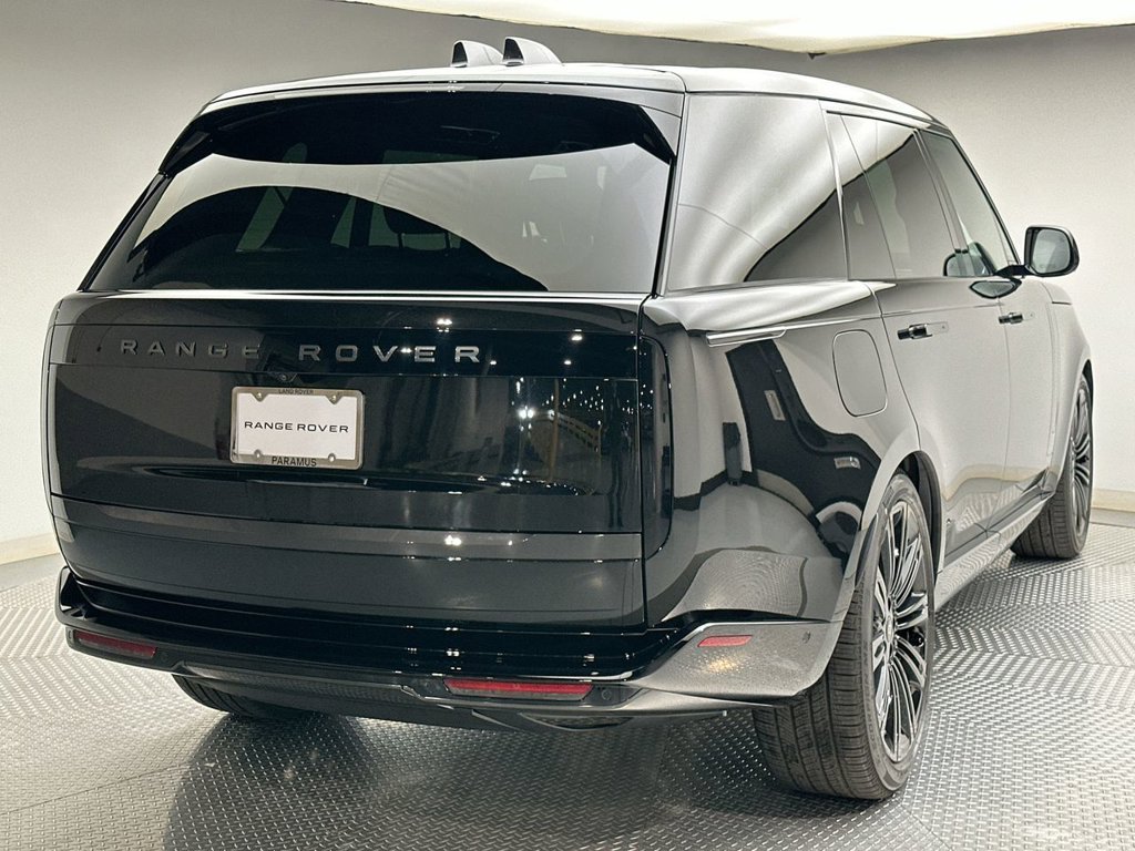 New 2027 Santorini Black Land Rover SE image 3