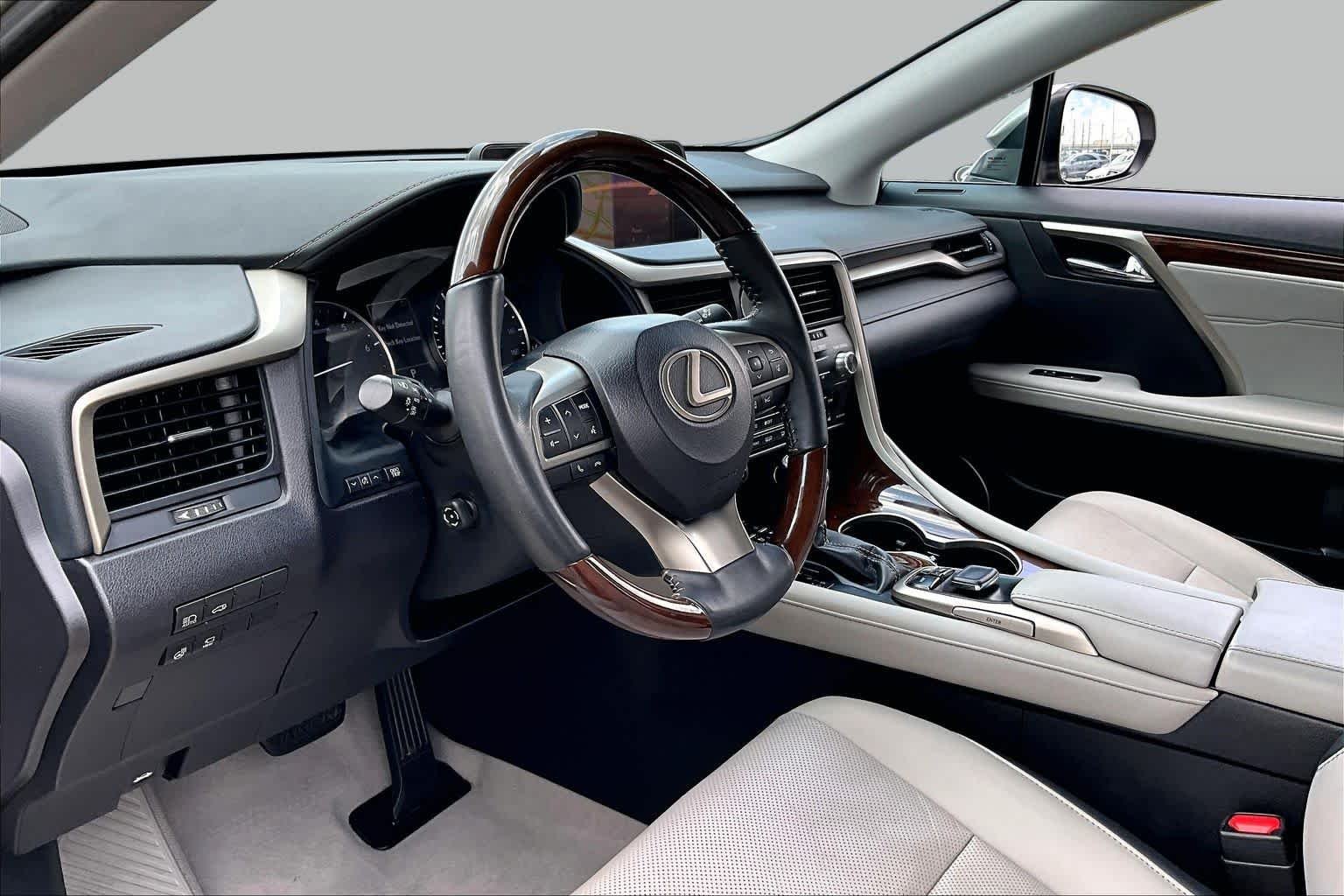 Used 2019 Atomic Silver Lexus  image 15