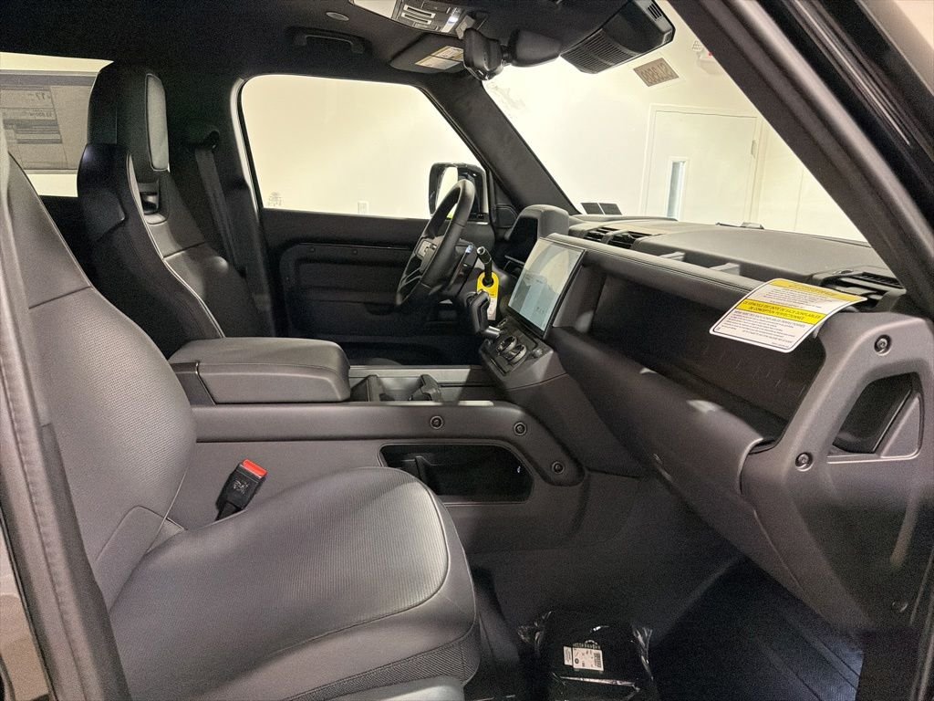 New 2026 Narvik Black Land Rover OCTA Black image 25