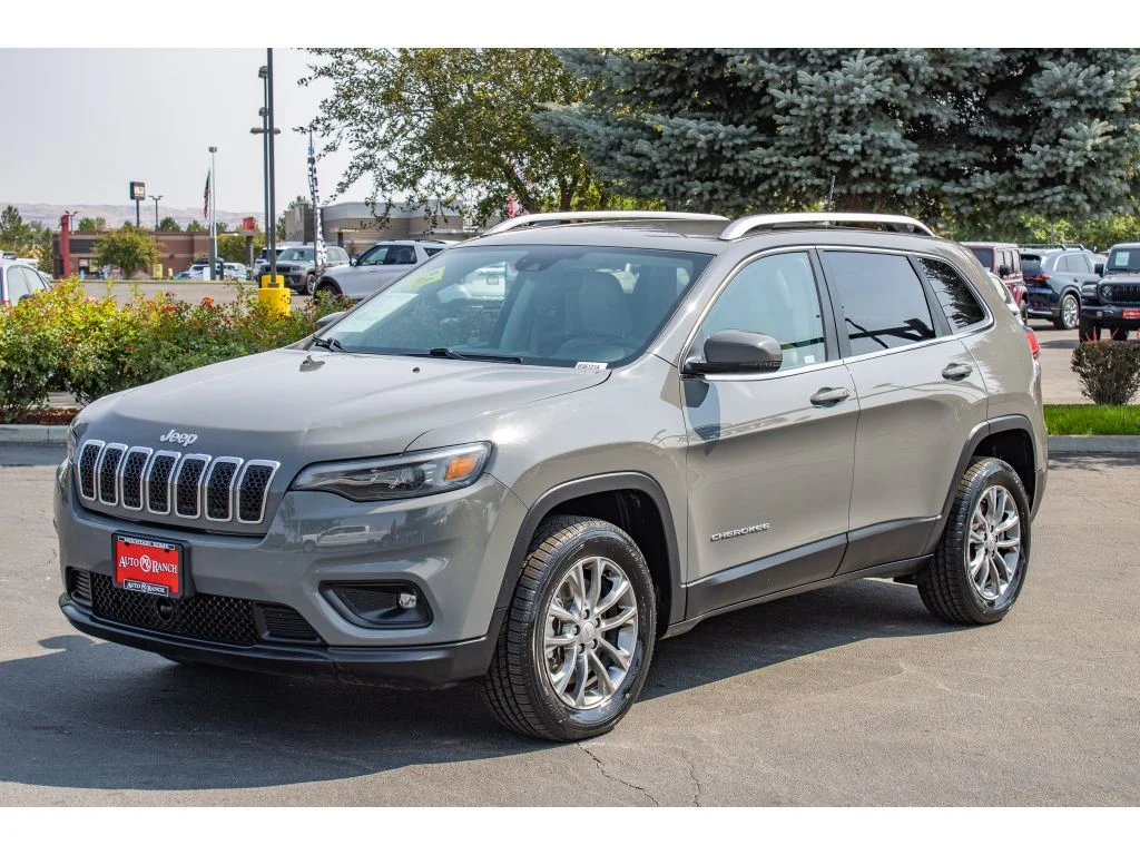 Used 2021 Sting-Gray Clearcoat Jeep Latitude Lux image 4