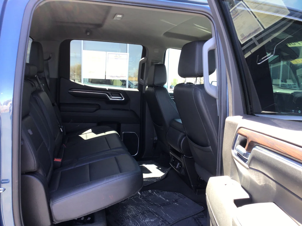 Used 2024 Downpour Metallic GMC SLT image 8