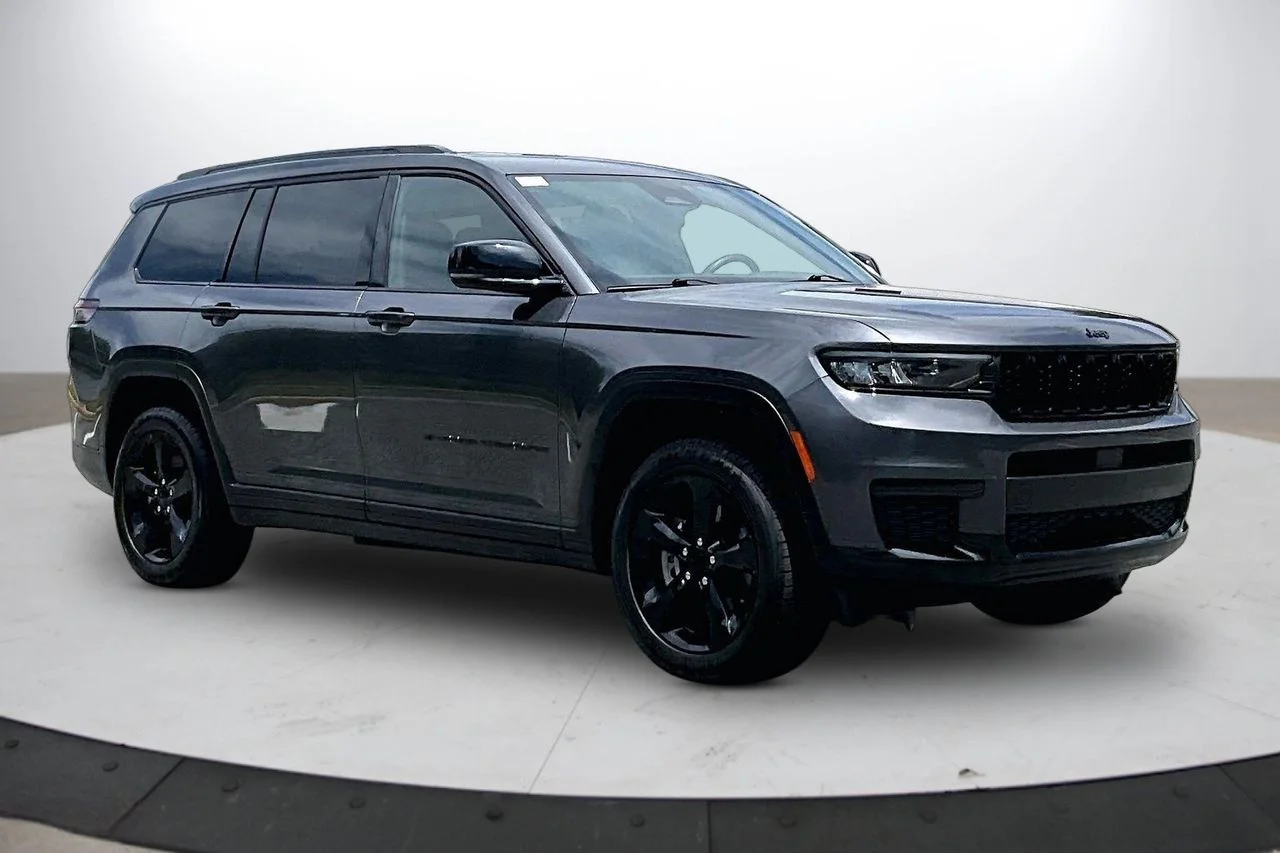 Used 2023 Gray Jeep Altitude image 2