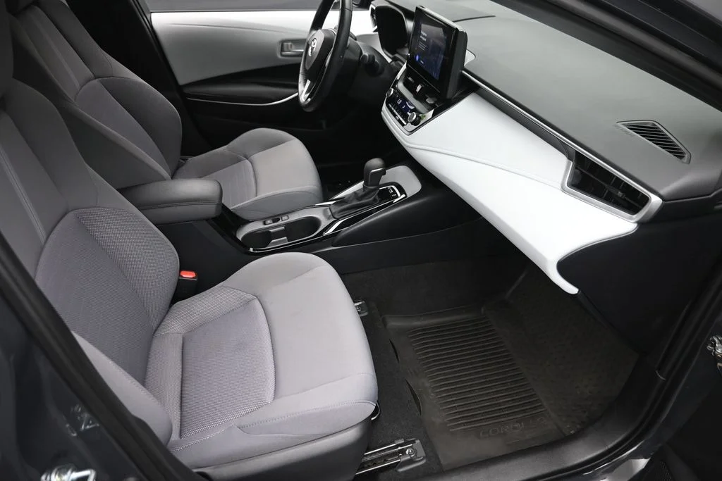 Used 2023  Toyota SE image 9