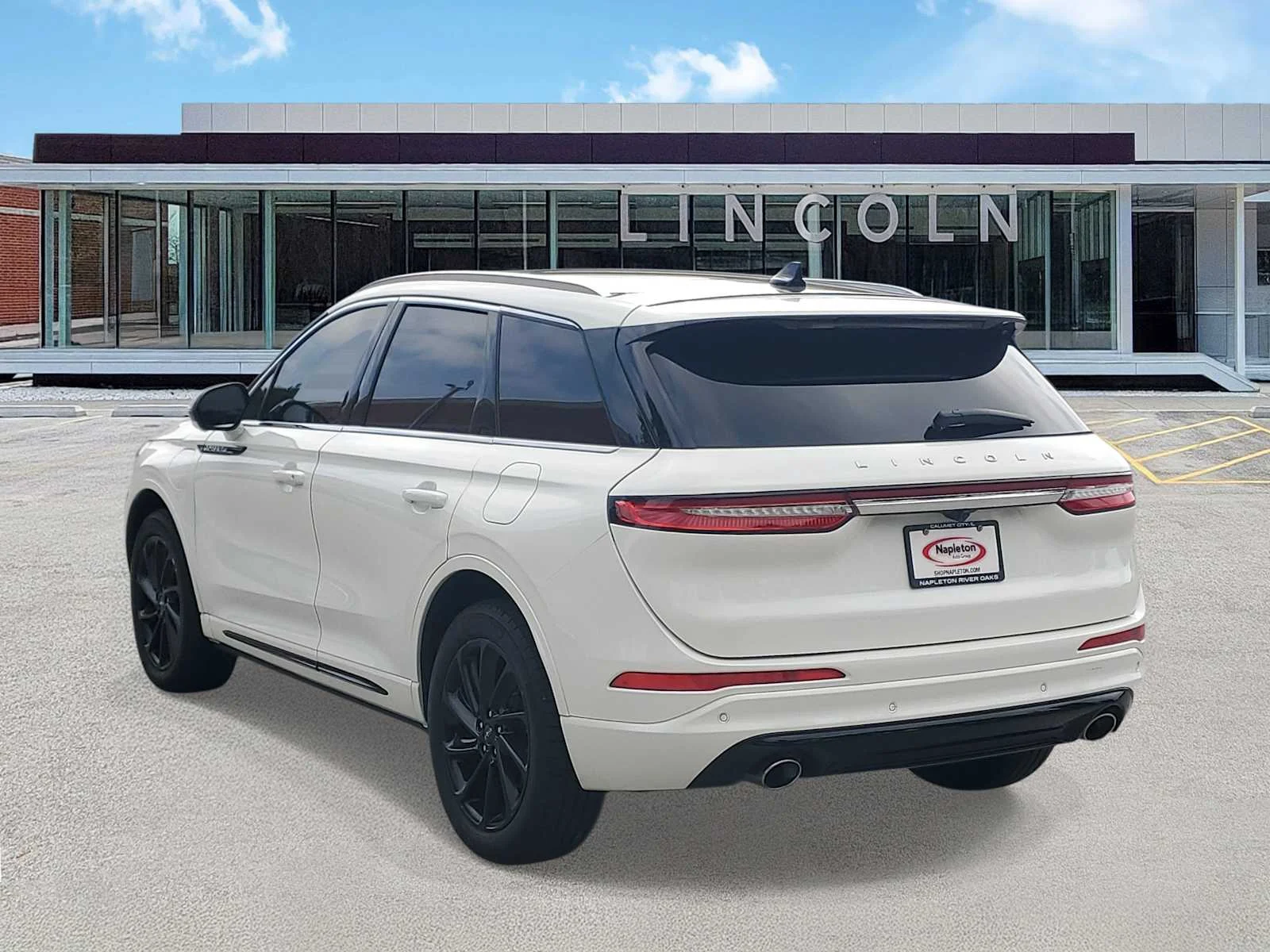 Used 2023  Lincoln Grand Touring image 2