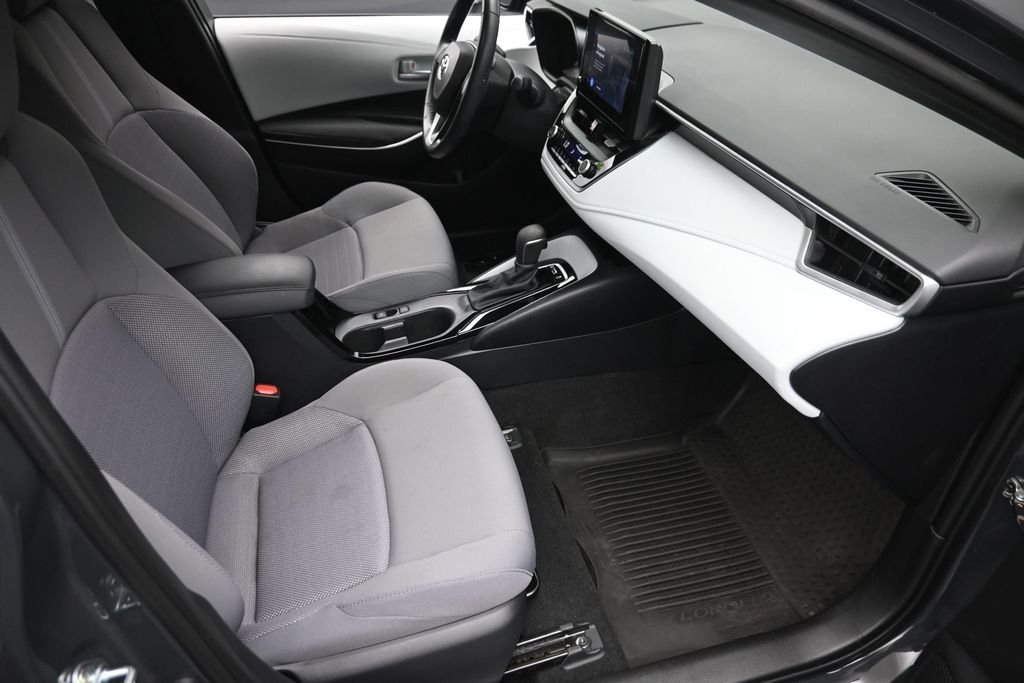 Used 2023  Toyota SE image 9