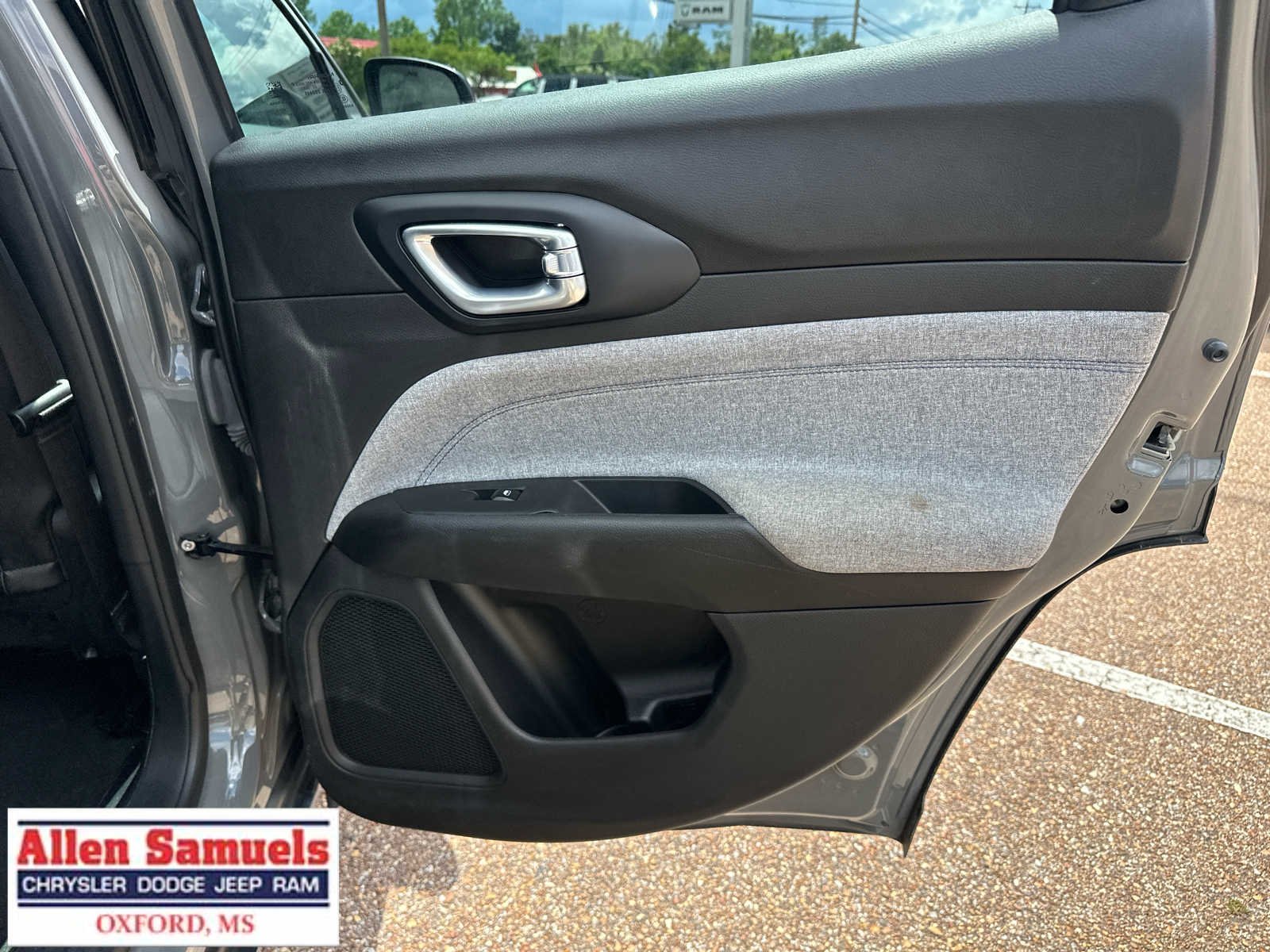 Used 2024 Sting-Gray Clearcoat Jeep Latitude image 40