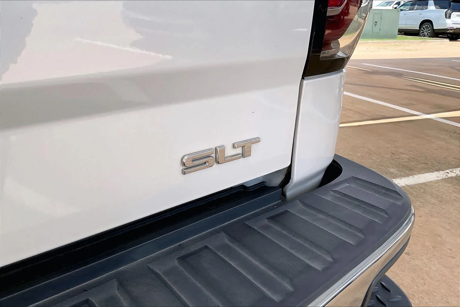 Used 2018 White Frost Tricoat GMC SLT image 10