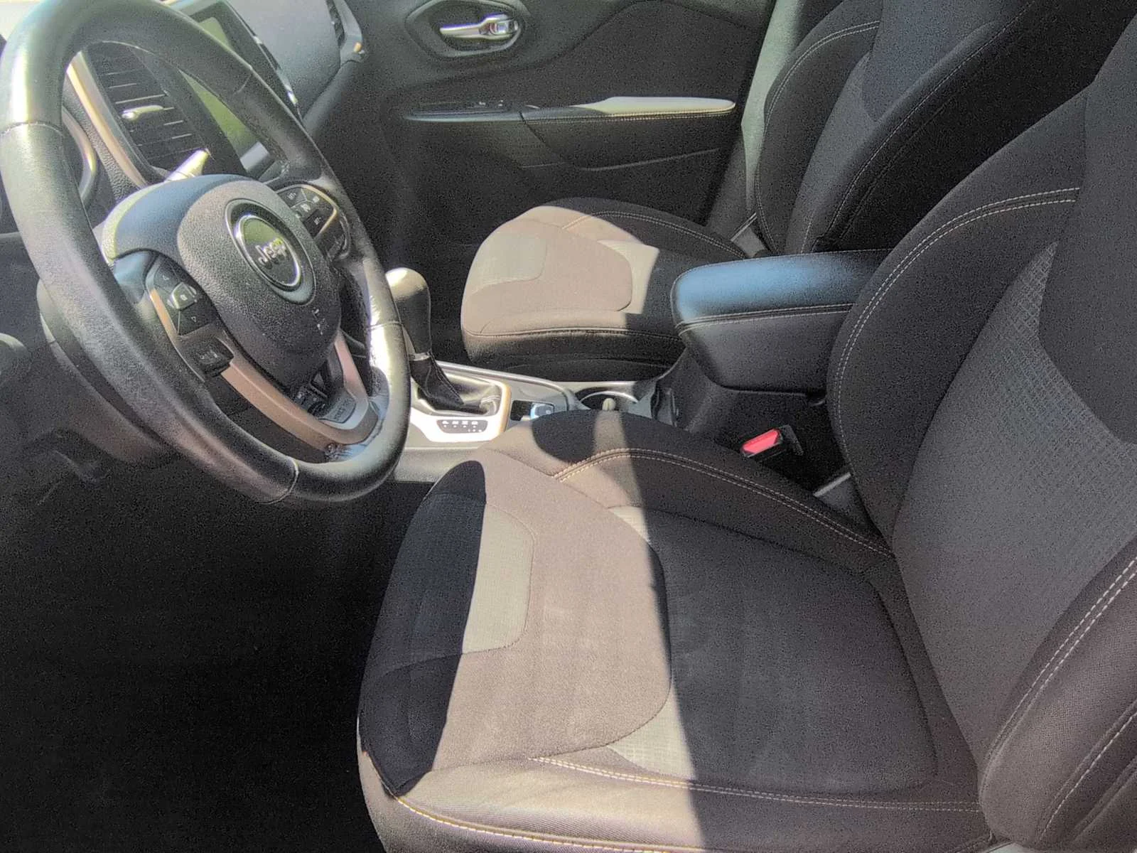 Used 2016 Billet Silver Metallic Clearcoat Jeep Latitude image 17