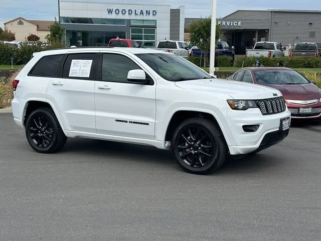 Used 2020  Jeep Altitude image 2