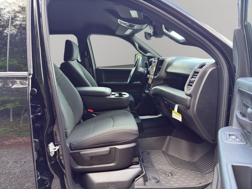 New 2026 Diamond Black Crystal Pearl-Coat Exterior Paint RAM Tradesman image 17