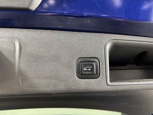 Used 2022 Marine Metallic GMC SLT image 5