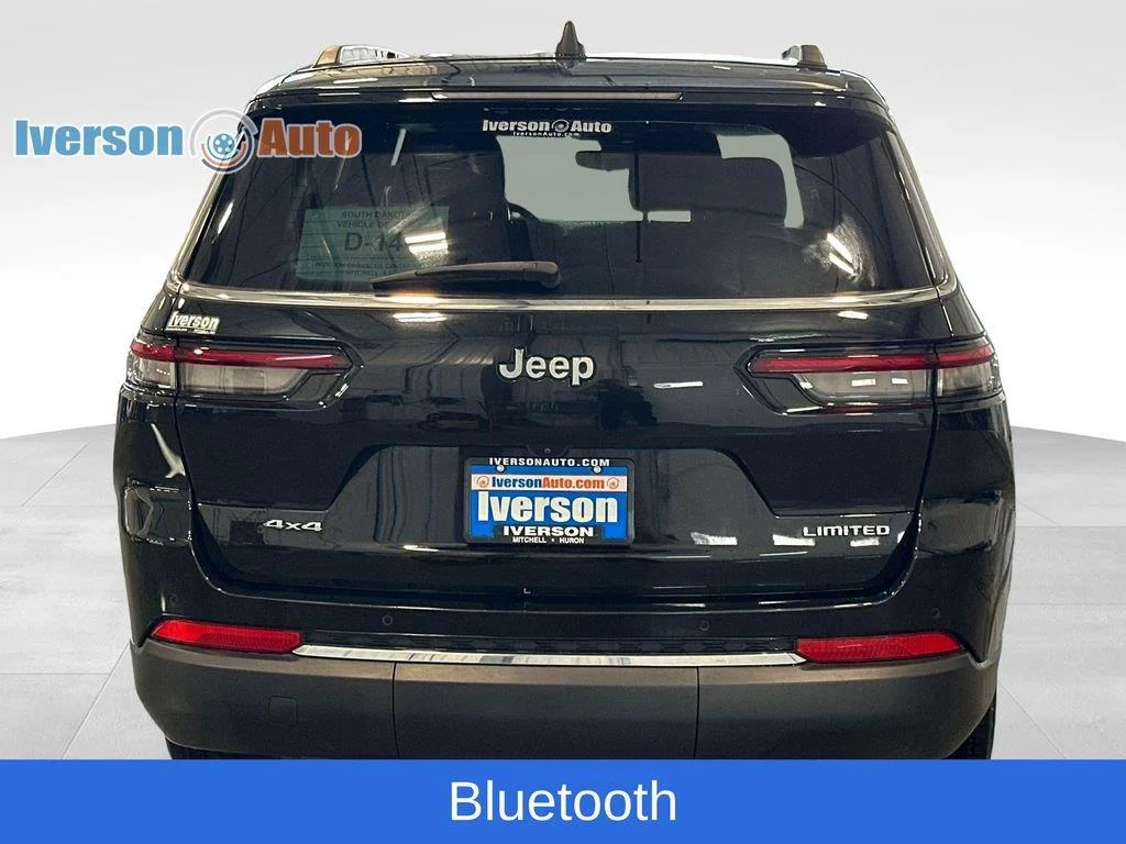 Used 2023 Diamond Black Crystal Pearlcoat Jeep Limited image 8
