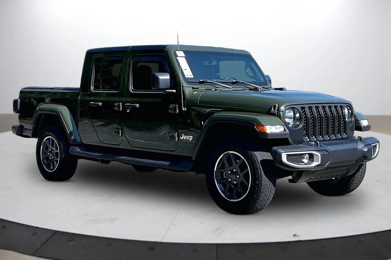 Used 2022 Green Jeep Overland image 2