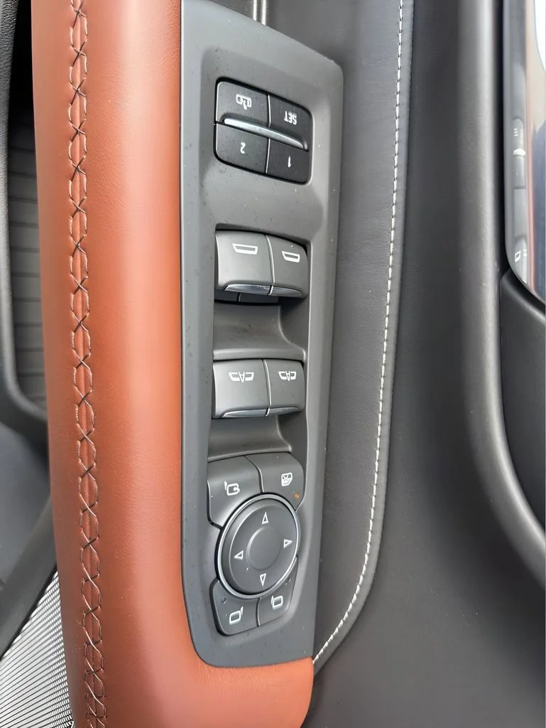 Used 2023 White Frost Tricoat GMC Denali Ultimate image 28