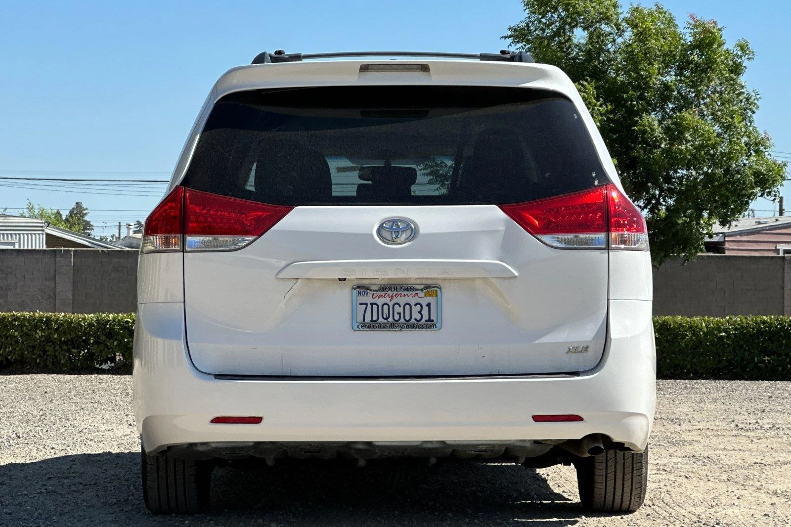 Used 2014 Super White Toyota XLE 8-Passenger image 5