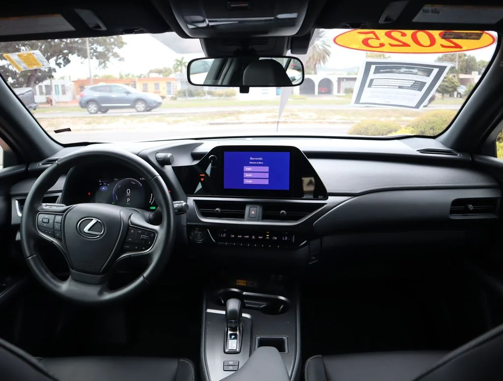 Used 2025 White Lexus 300h image 31
