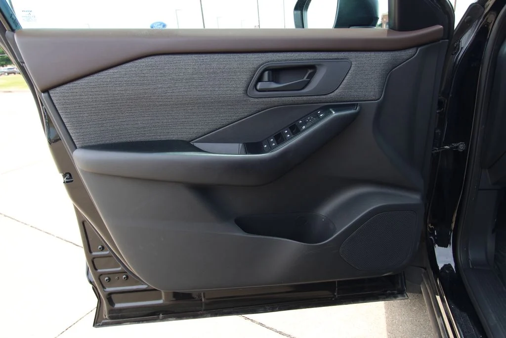 Used 2023 Black Nissan S image 37
