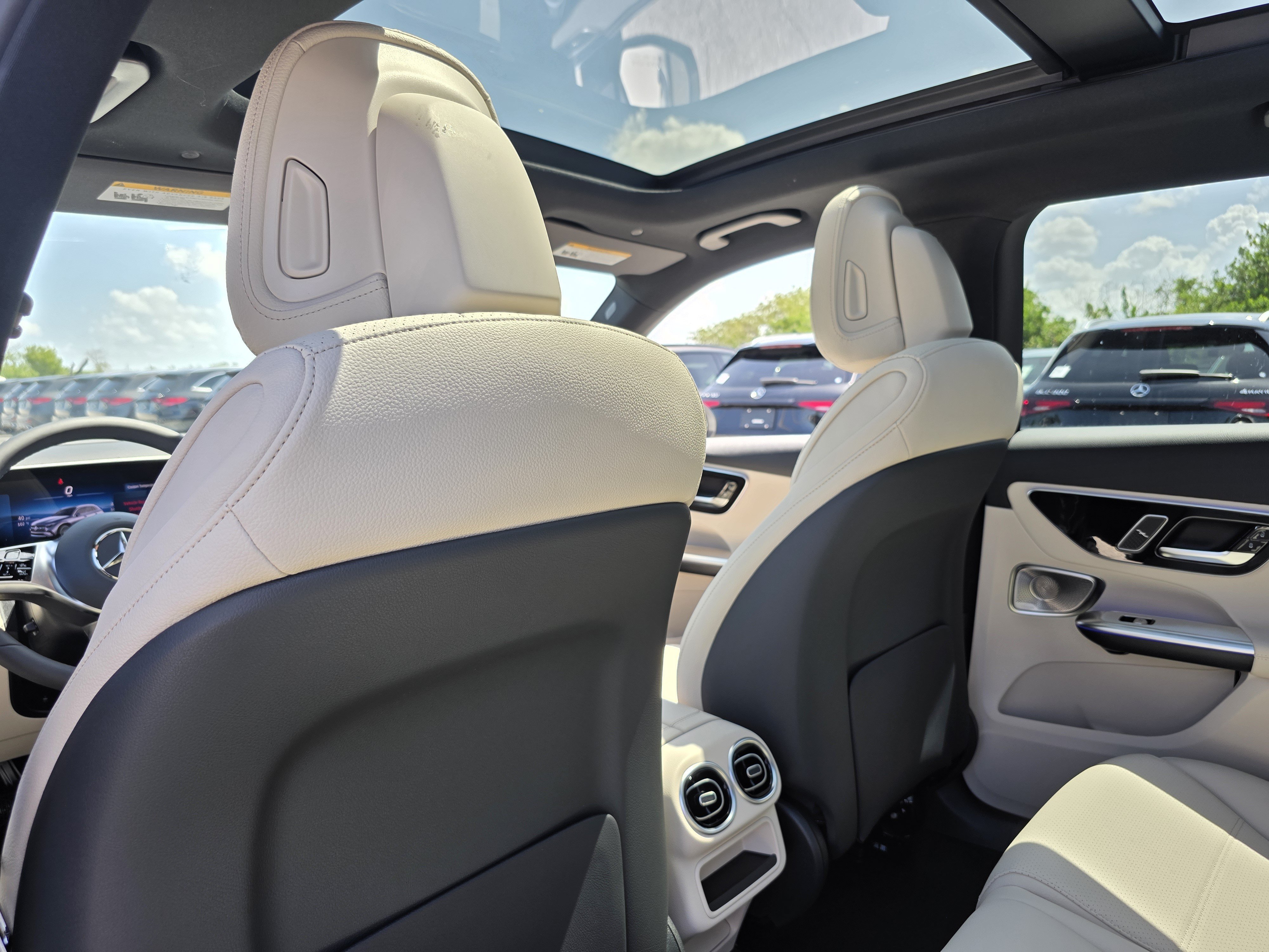 New 2026 Polar White Mercedes-Benz GLC 300 image 42