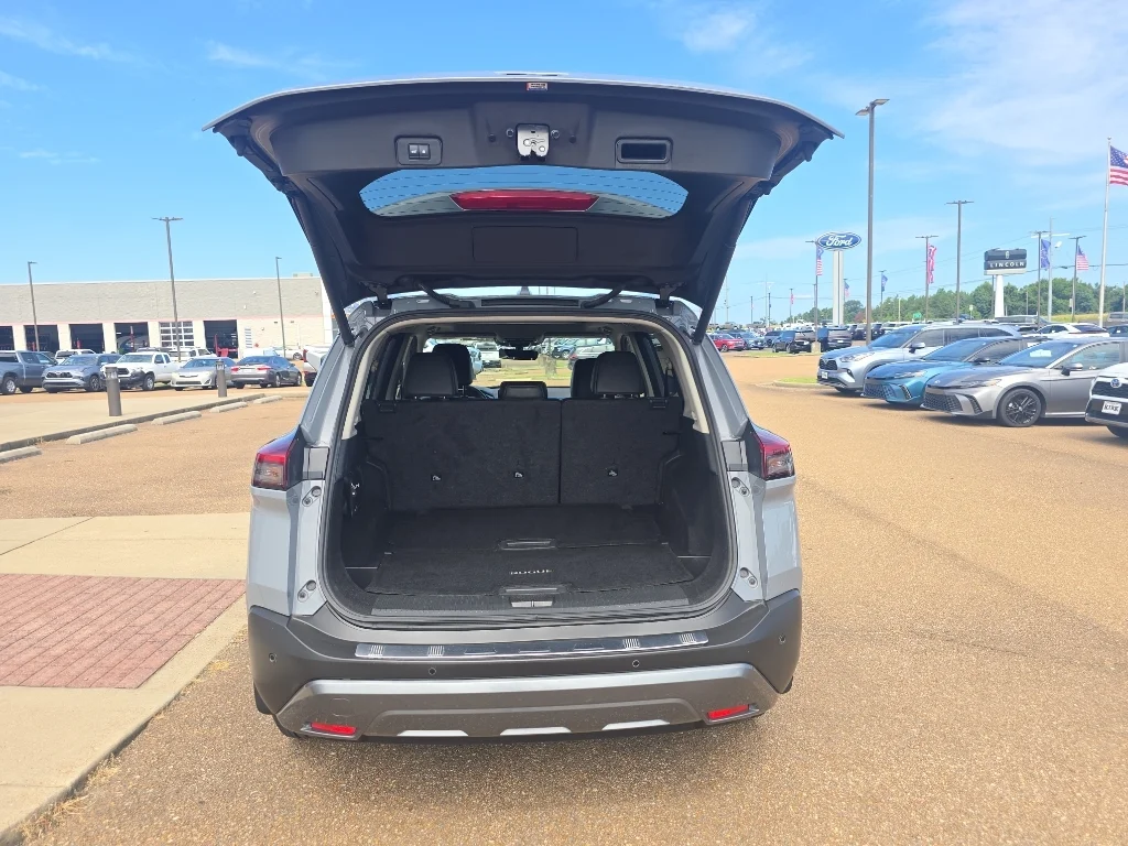 Used 2023 Boulder Gray Pearl Nissan SL image 4