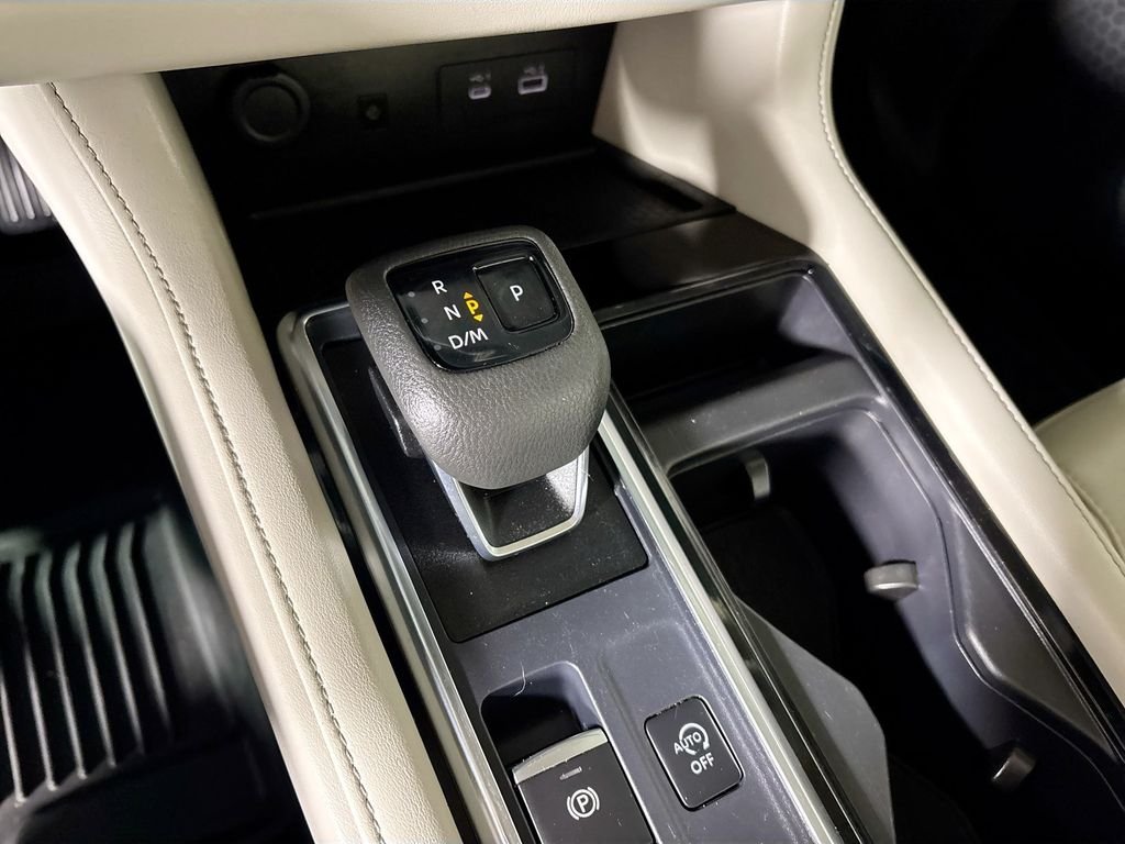 Used 2023 White Nissan SL image 18