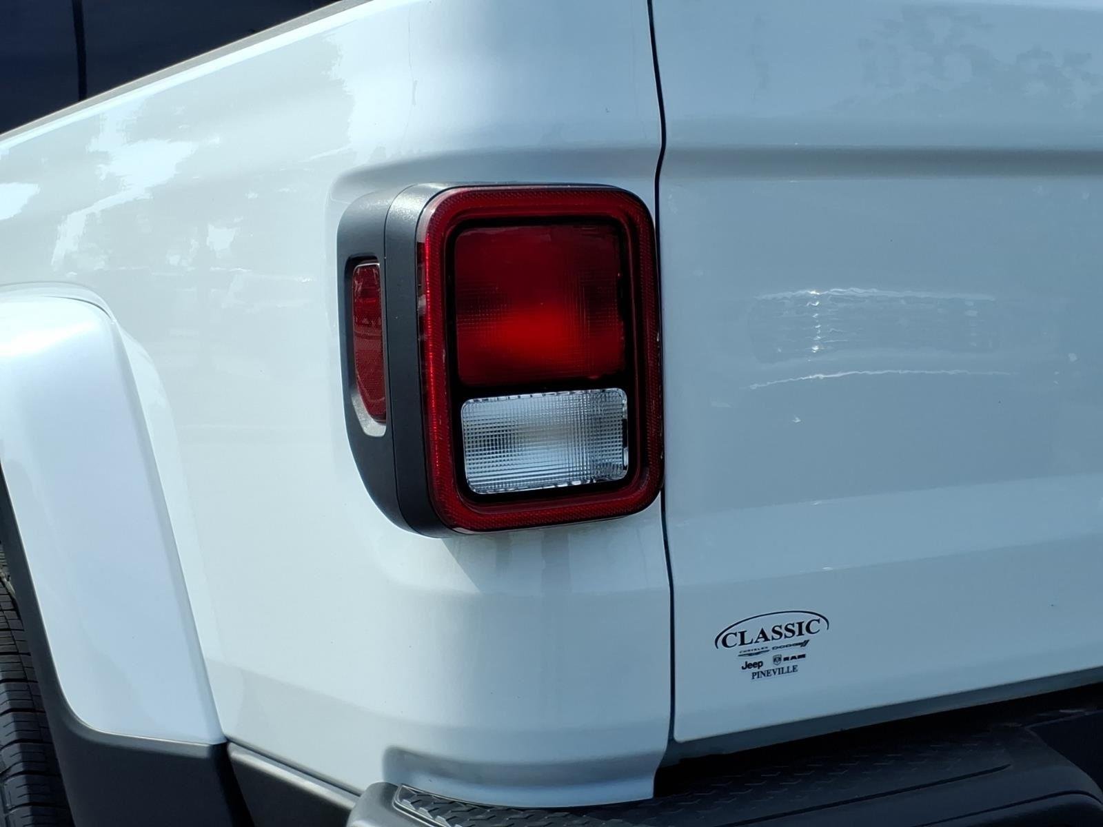 New 2026 Bright White Clear-Coat Exterior Paint Jeep Sahara image 18
