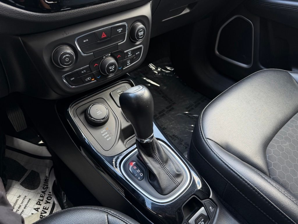 Used 2019 White Jeep Latitude image 18