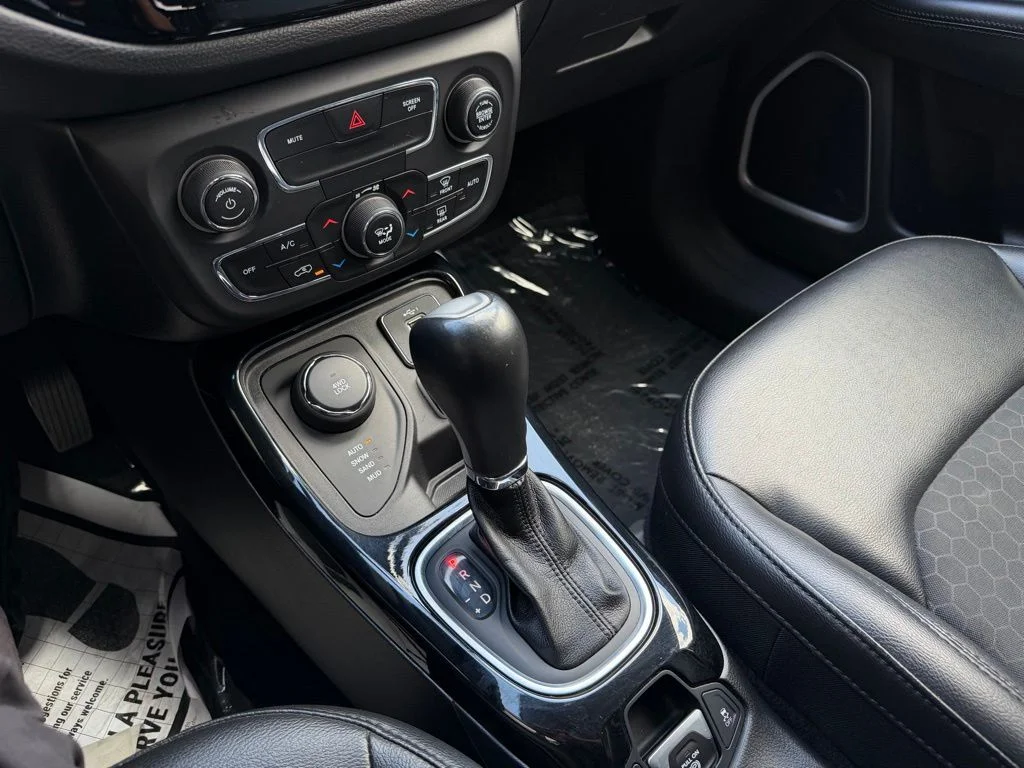 Used 2019 White Jeep Latitude image 18