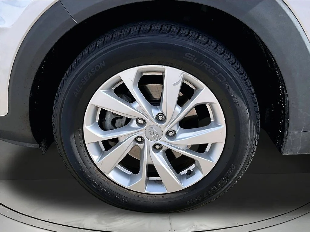 Used 2020 Silver Hyundai SE image 35