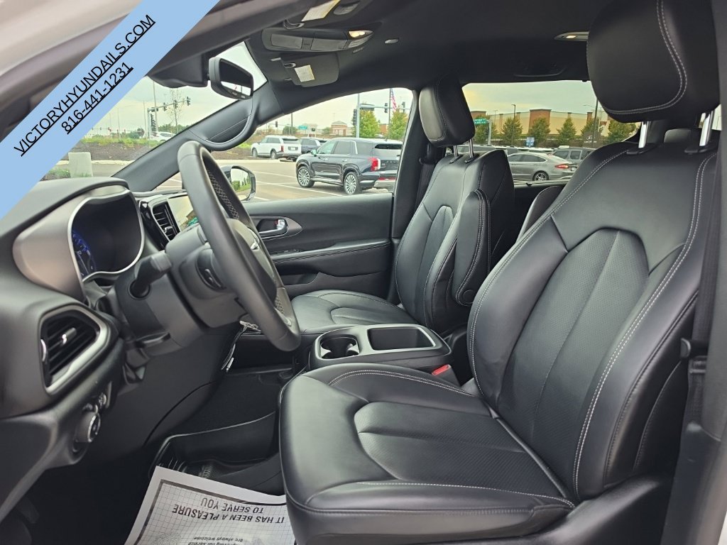 Used 2025 White Chrysler Select image 14
