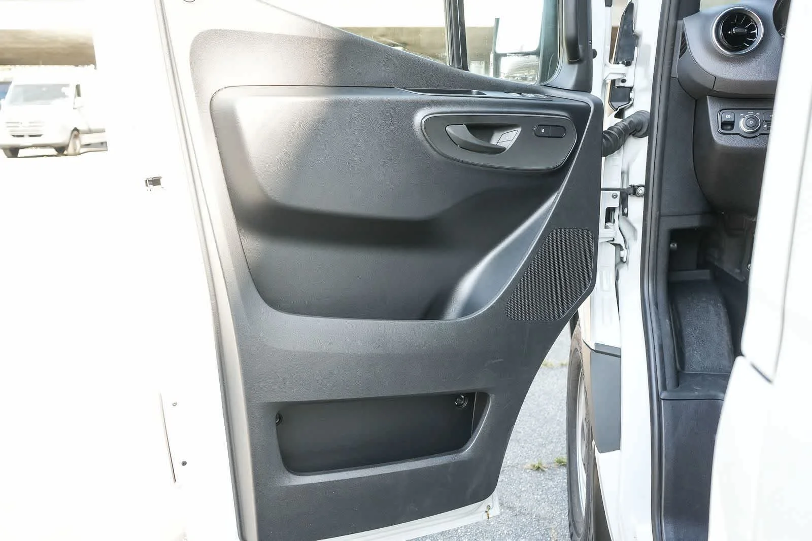 New 2025 Arctic+White Mercedes-Benz Cargo 170WB High Roof 113kW Battery RWD HO Motor image 22