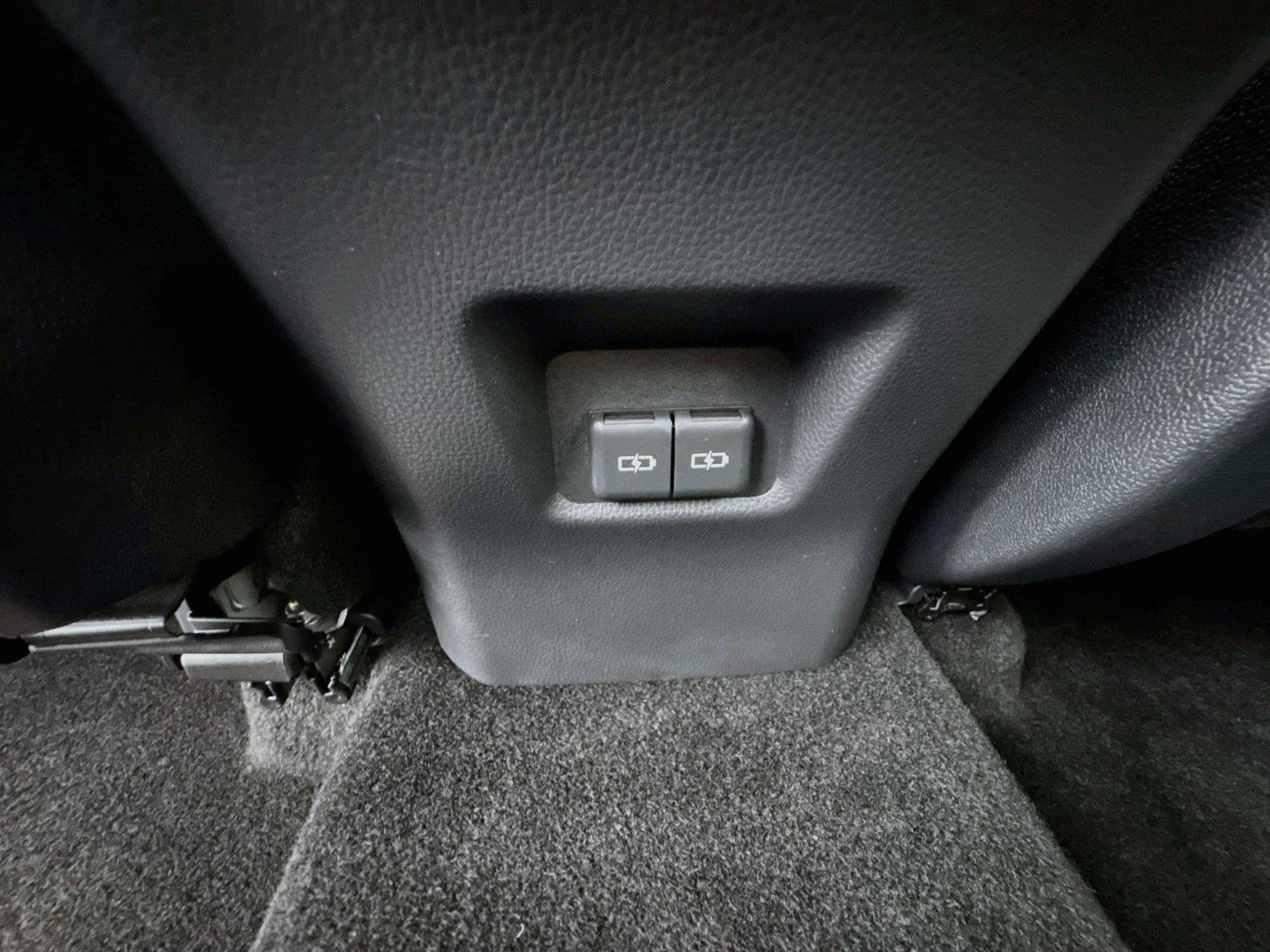Used 2025 Wind Chill Pearl Toyota XLE Premium image 34