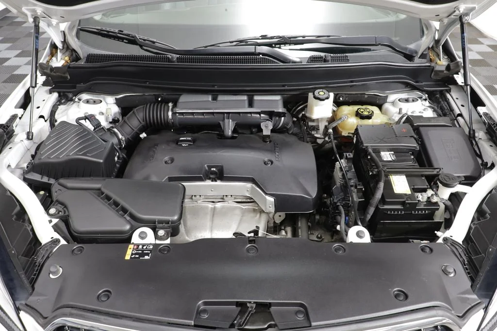 Used 2020 Summit White Buick Essence image 24