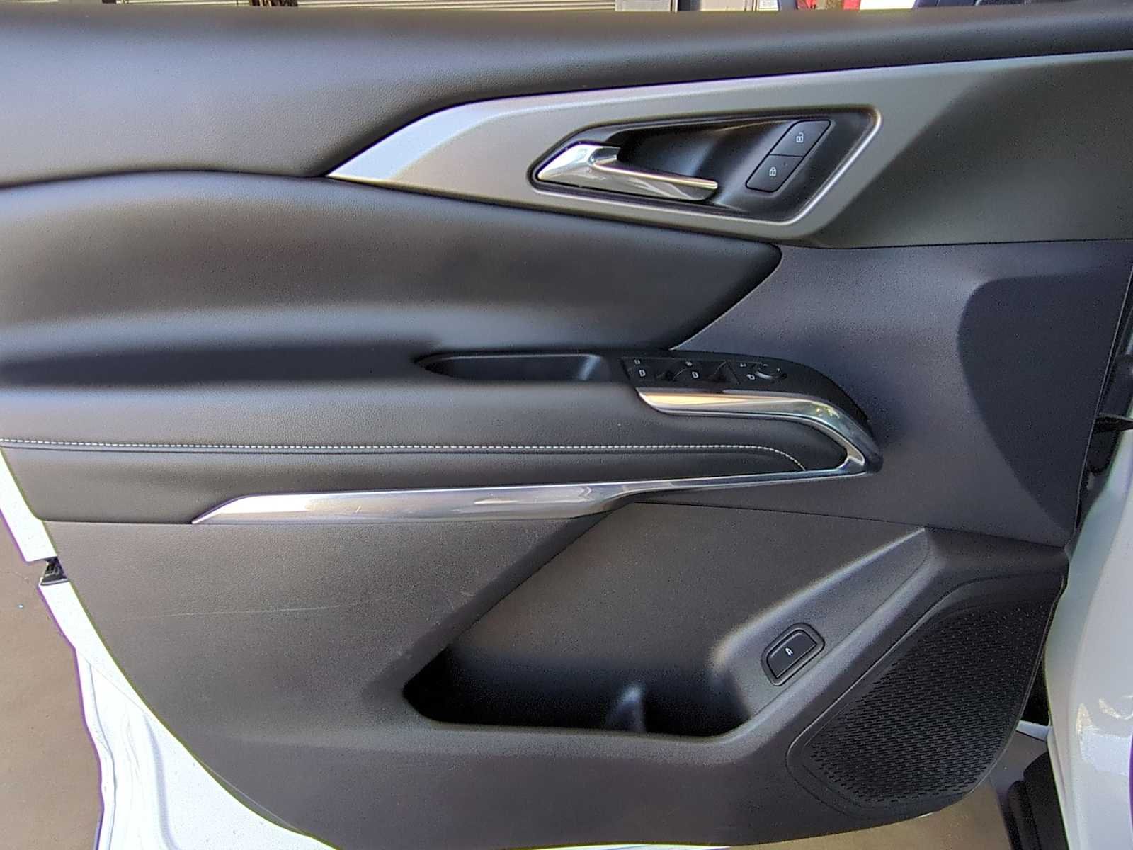 Used 2025 Summit White Chevrolet LT image 10