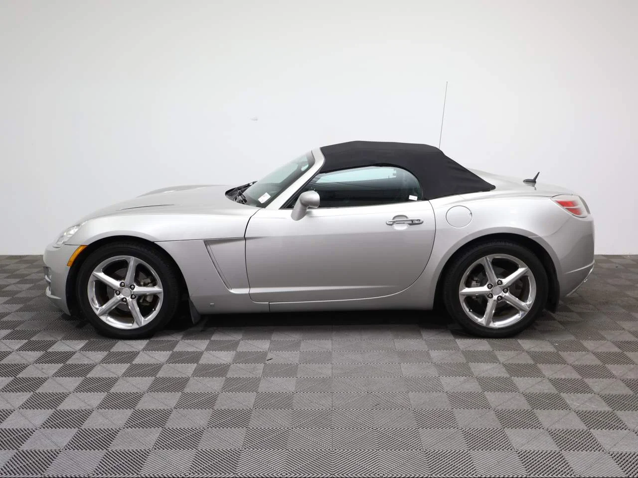 Used 2007 Silver Pearl Saturn  image 2