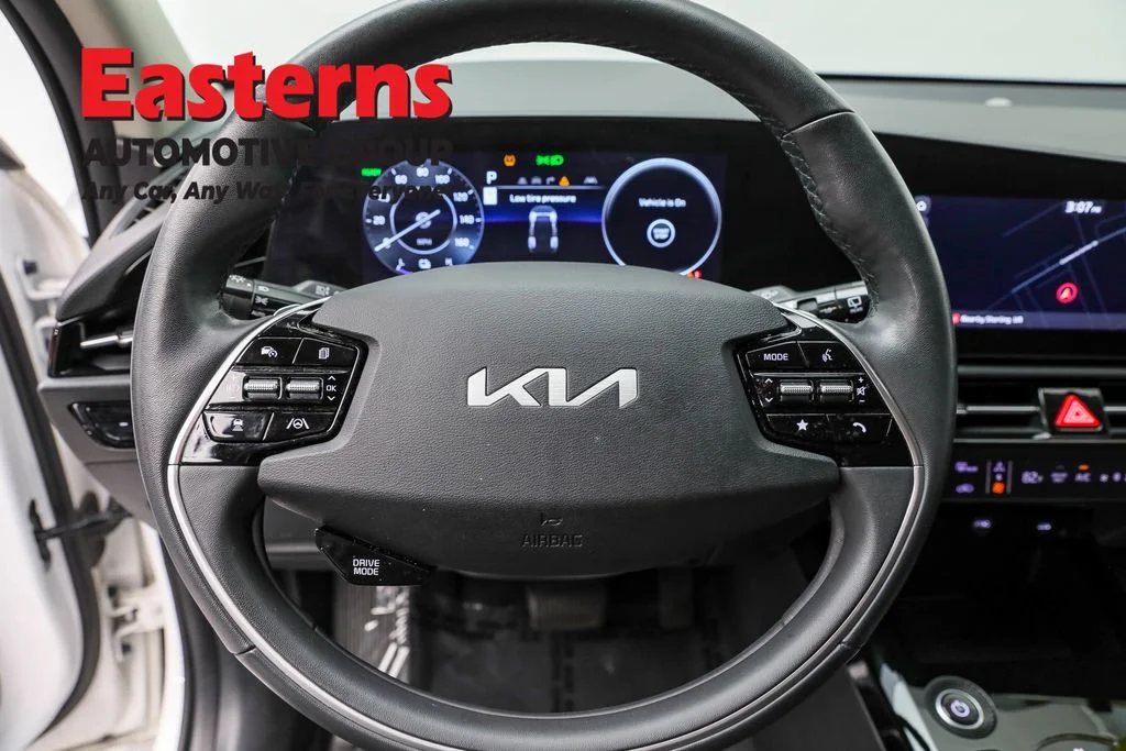 Used 2024 White Kia Wind image 10