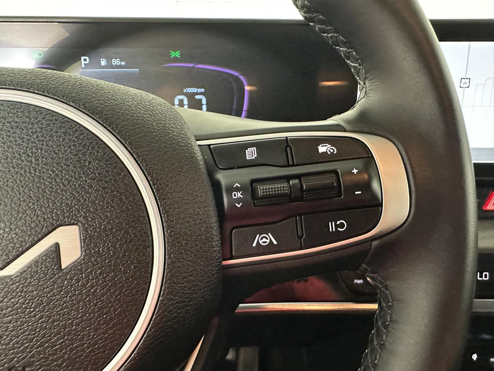 Used 2025 Wolf Gray Kia X-Line image 27