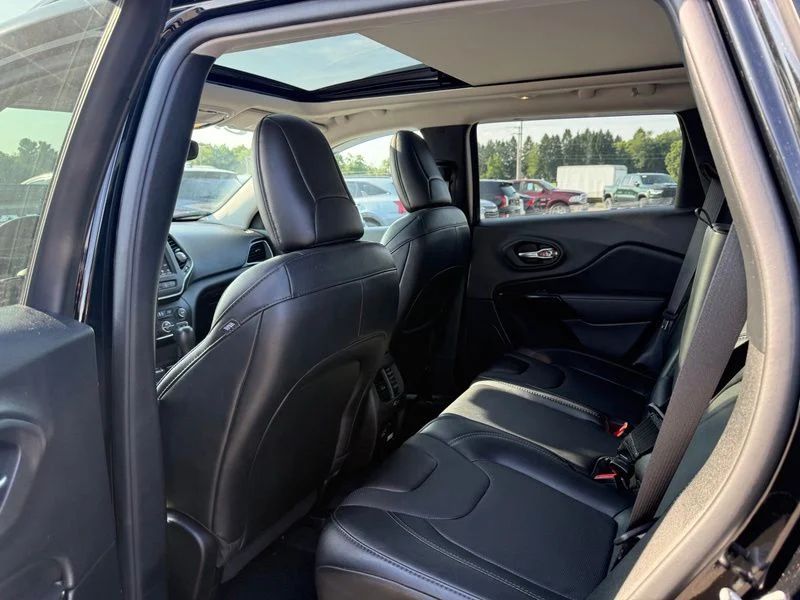 Used 2023 Black Jeep Altitude image 4