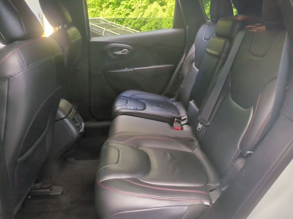 Used 2016 White Jeep Trailhawk image 25
