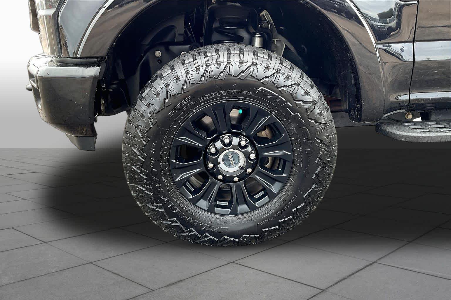Used 2022 Agate Black Metallic Ford LARIAT image 10