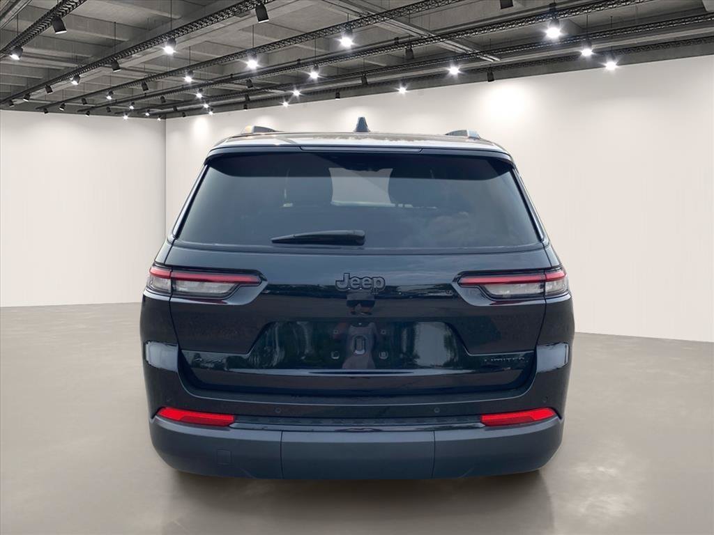 Used 2025 Diamond Black Crystal Pearlcoat Jeep Limited image 6