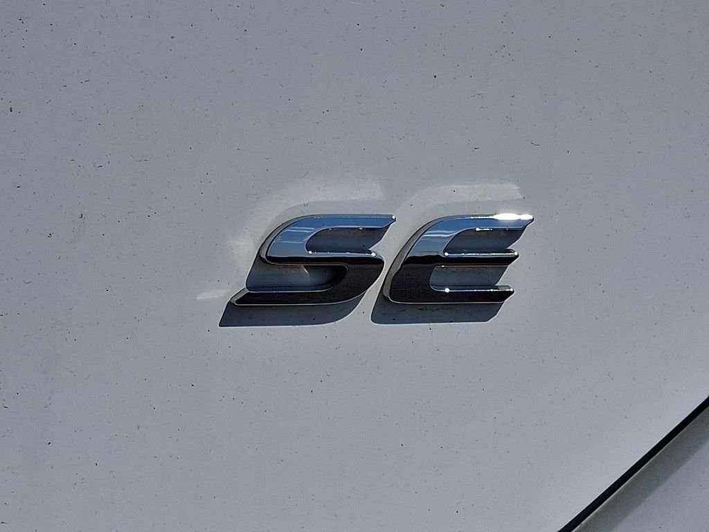 Used 2018 White Toyota SE image 10