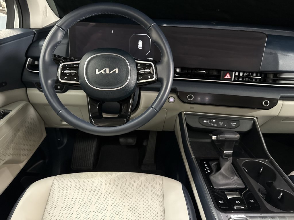 Used 2025 Ivory Kia SX image 22