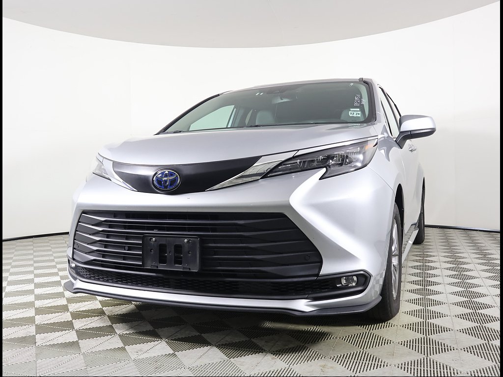 Used 2025 Celestial Silver Metallic Toyota XLE 8-Passenger image 2