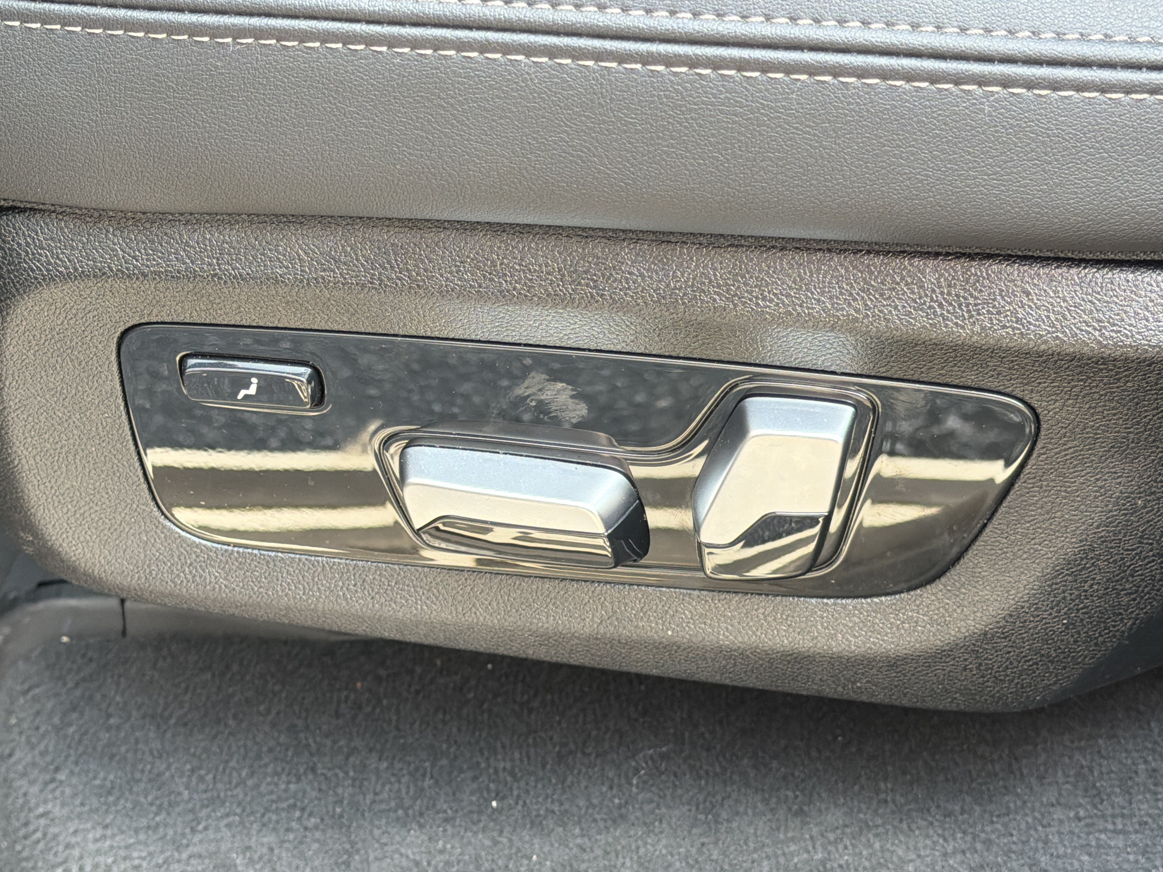 Used 2025 Black Sapphire Metallic BMW xDrive40i image 24