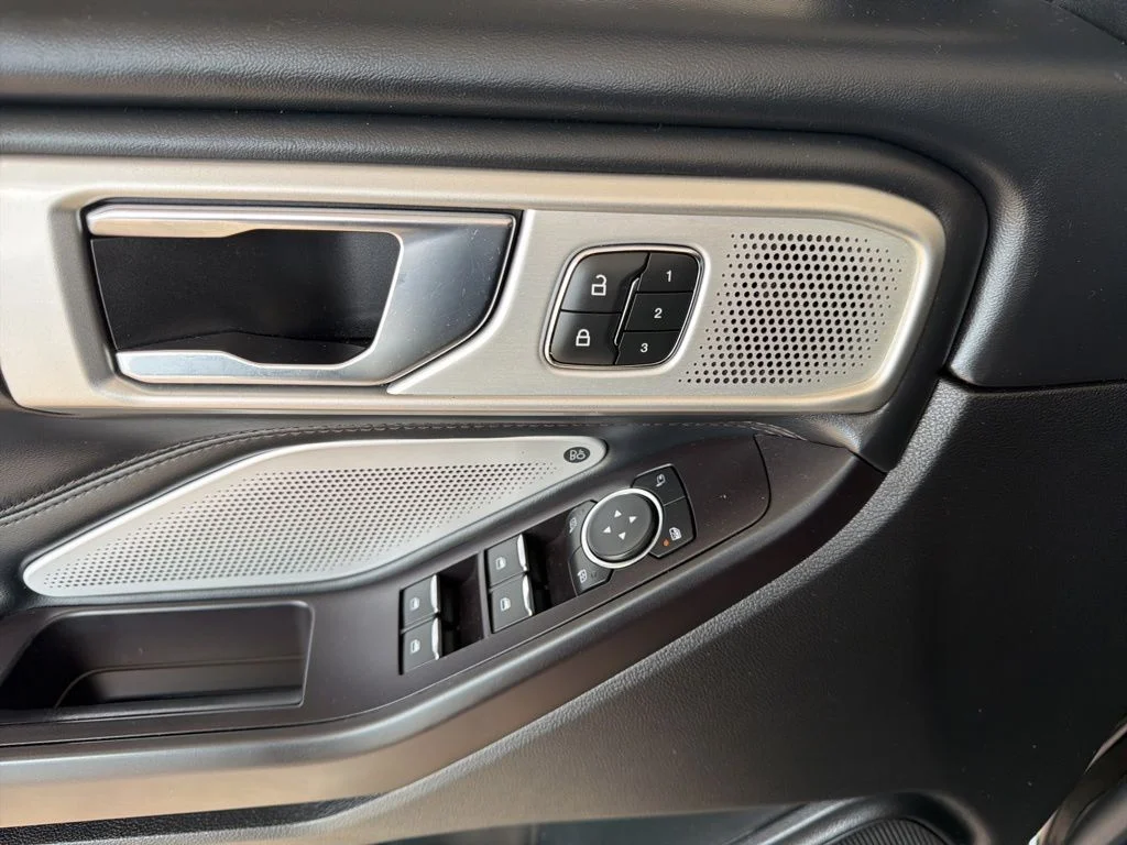 Used 2020 Black Ford Platinum image 9