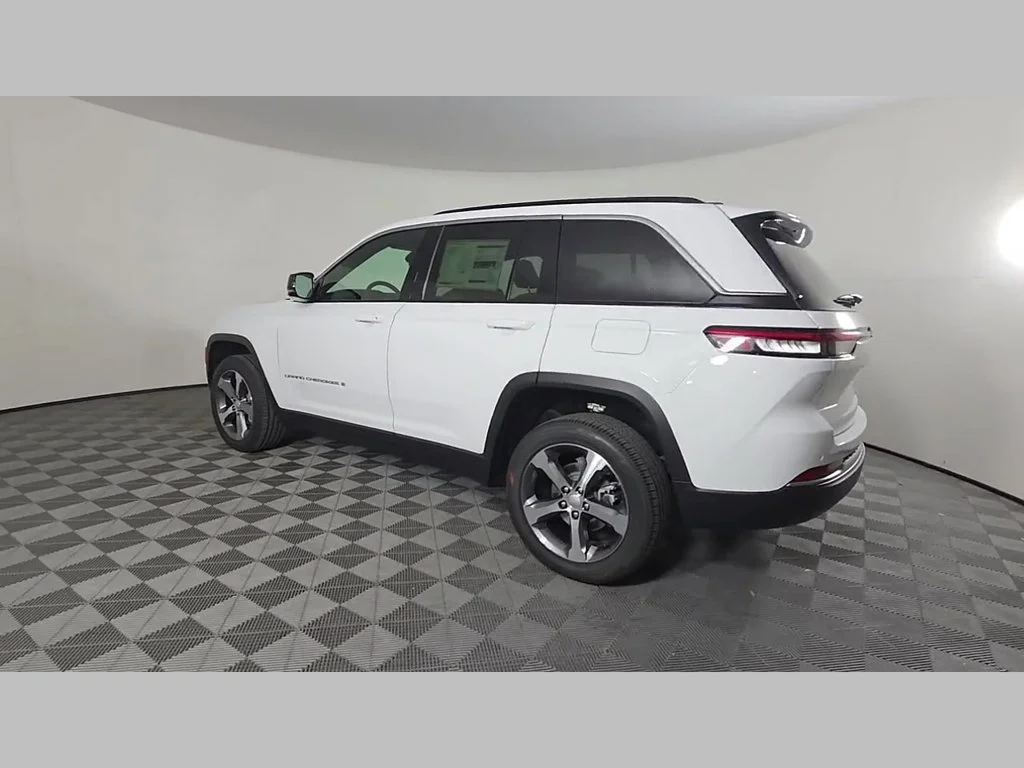New 2026 Bright White Clear-Coat Exterior Paint Jeep Limited image 35